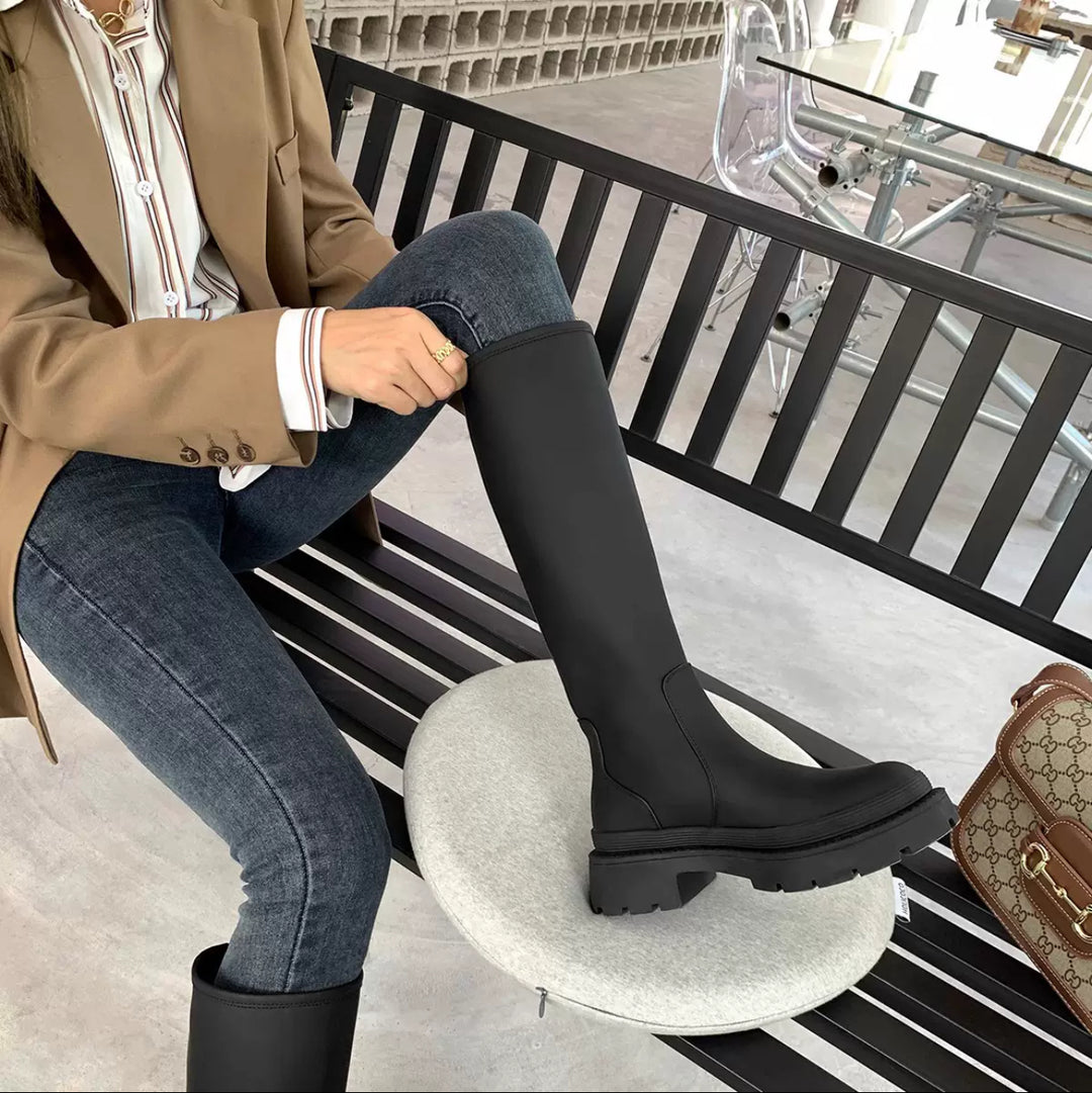 BOTA ALTA CON ENGOMADO ARIA - NEGRO